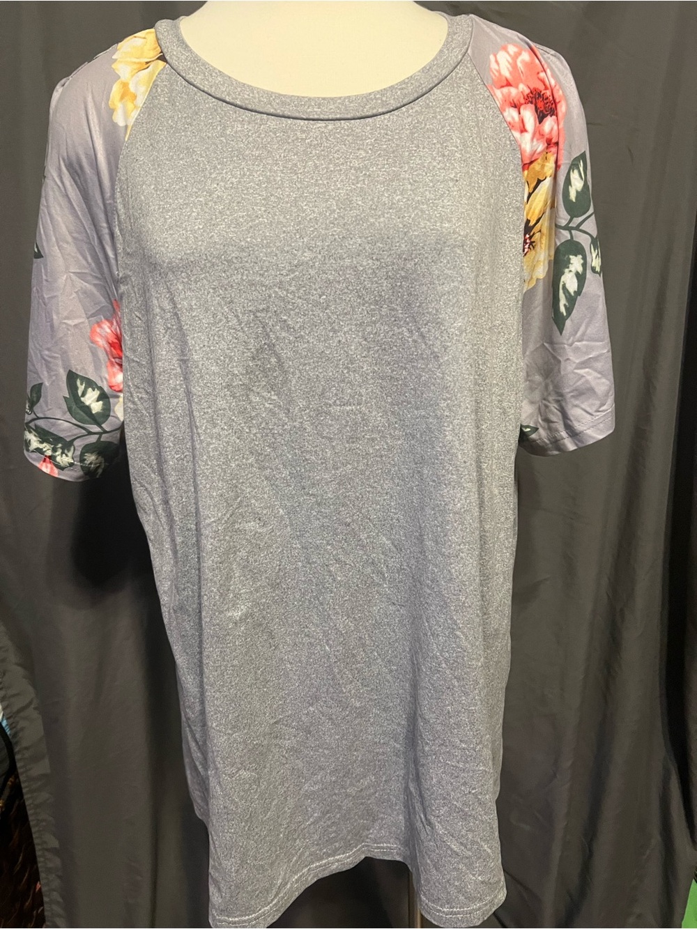SHEIN Light Gray Raglan Tee with Floral Sleeve Accents
